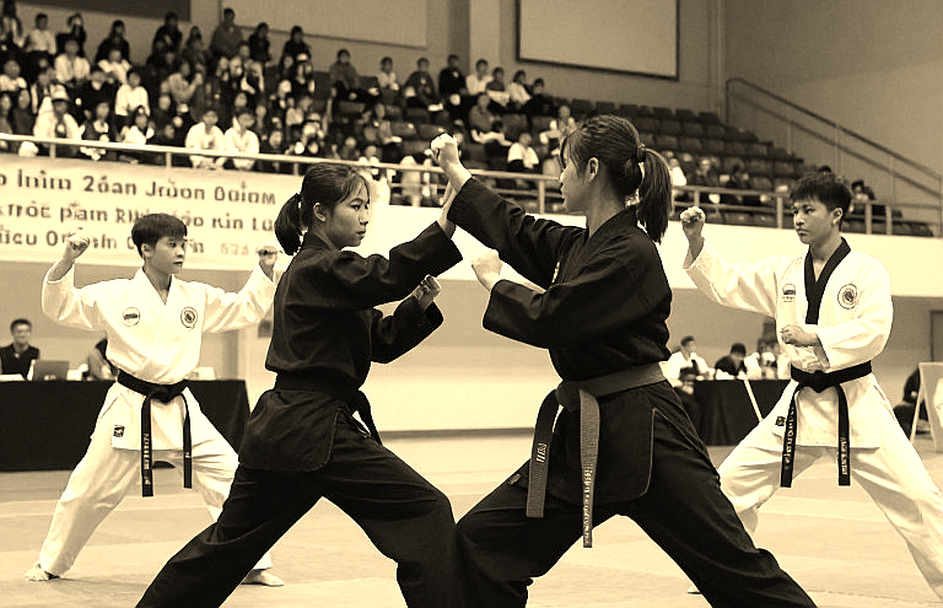 Ba người thật dưới ngòi bút Kim Dung: bản án văn chương không có quan tòa Ba người thật dưới ngòi bút Kim Dung: bản án văn chương không có quan tòa