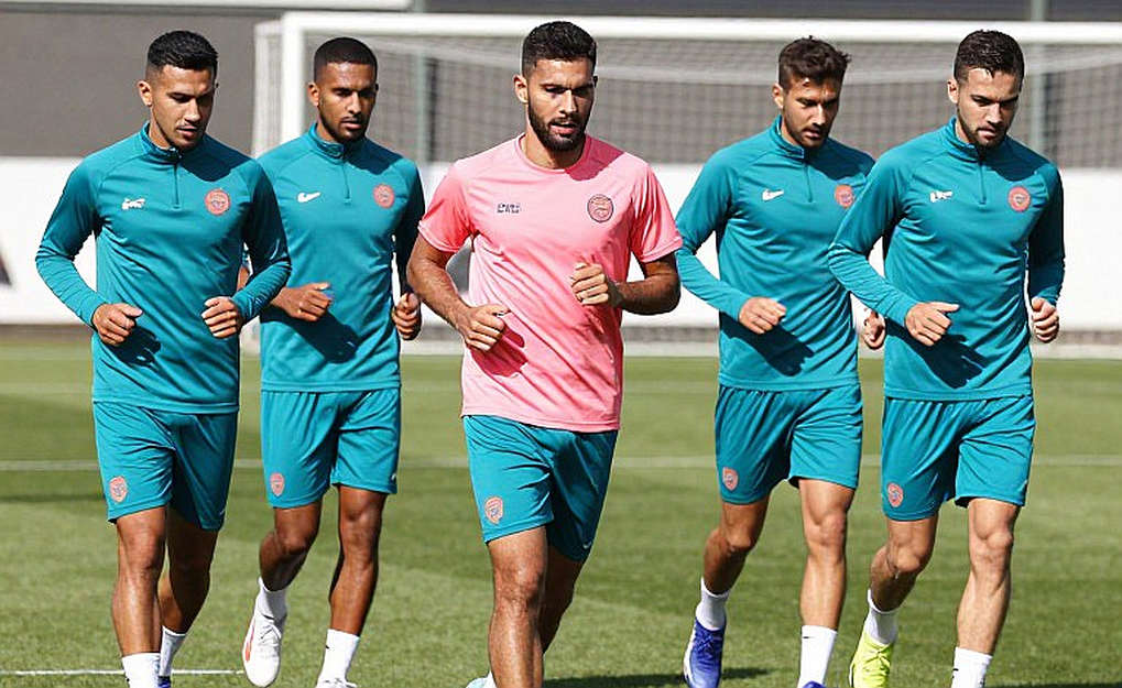 Khi Bayern và Arsenal trao đổi tài năng: Bài học từ Podolski và Gnabry về dòng chảy giá trị giữa Bundesliga và Premier League