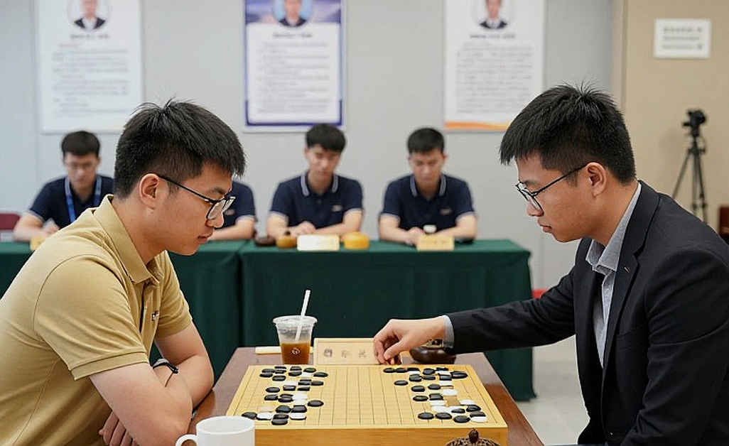 Nước 5.e5 và những an ủi kỳ lạ của niềm tin trên bàn cờ