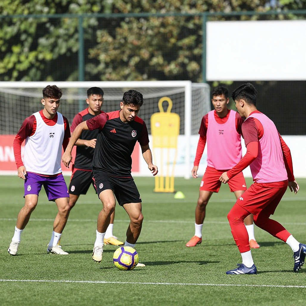 Brentwood Town: Barry Hearn và nghệ thuật dùng uy tín làm vốn ở bóng đá phi chuyên nghiệp Anh