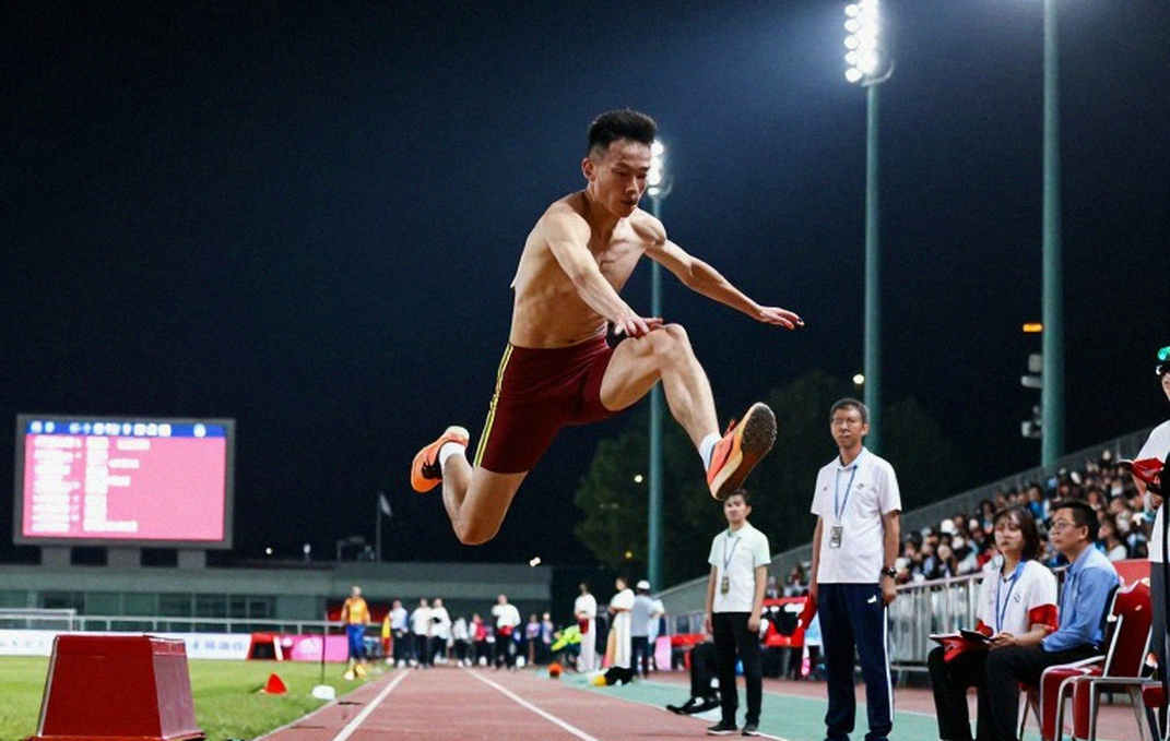 Khung hình thứ mười hai ở London: Bolt chạy nhanh hơn Gatlin, và thua ở 0,045 giây